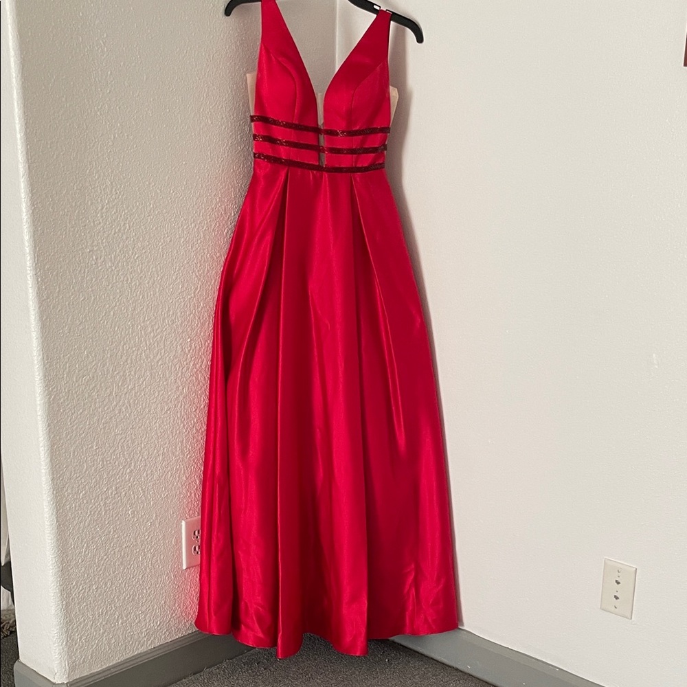 NOX ANABEL Elegant Red Evening Gown